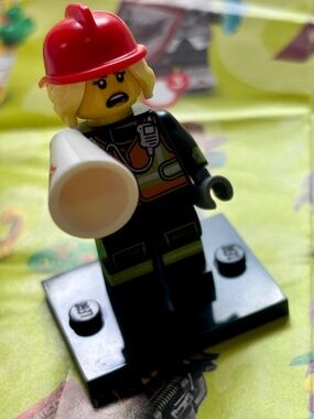 LEGO SERIES 19 "Fire Fighter" col19-8 with stand, pamphlet & accessories.